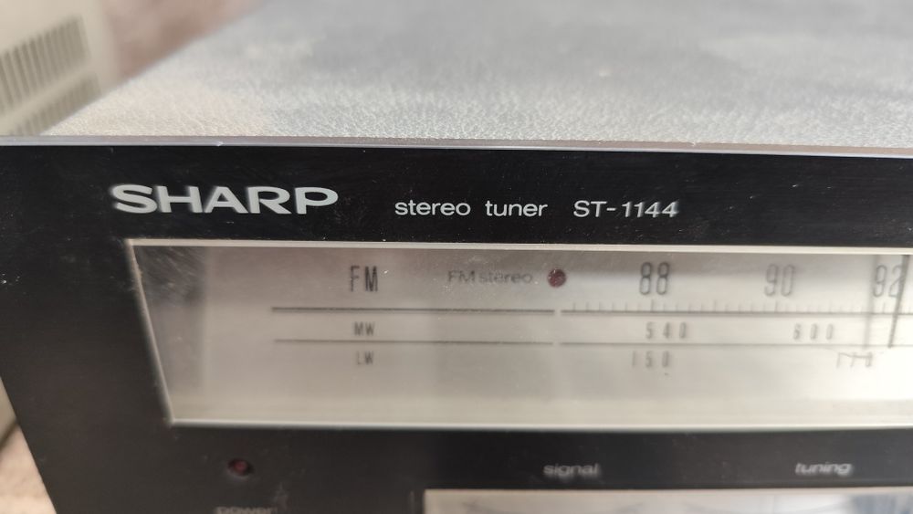 Vând tuner Sharp