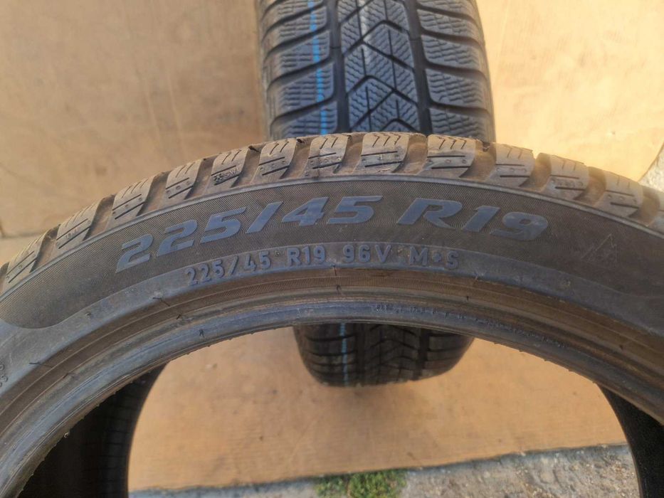2 Pirelli R19 225/45 Зимни гуми  DOT2620