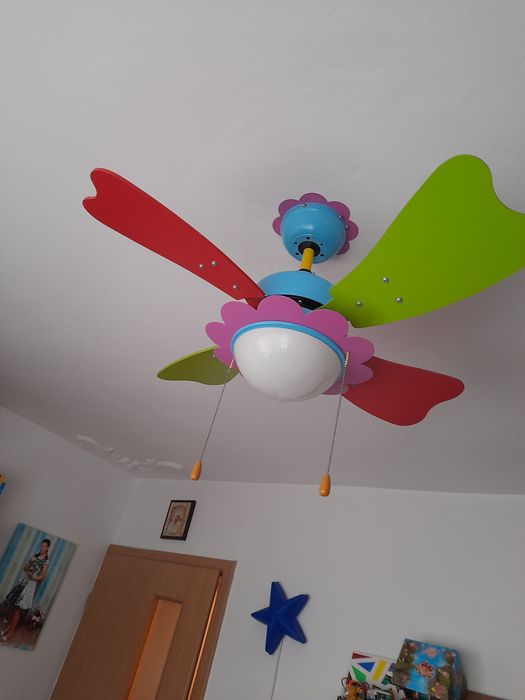 Vand candelabru pentru camera de copii cu ventilator.