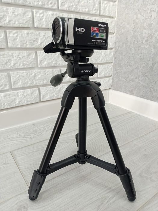 Видеокамера "Sony HDR-CX200" со штативом