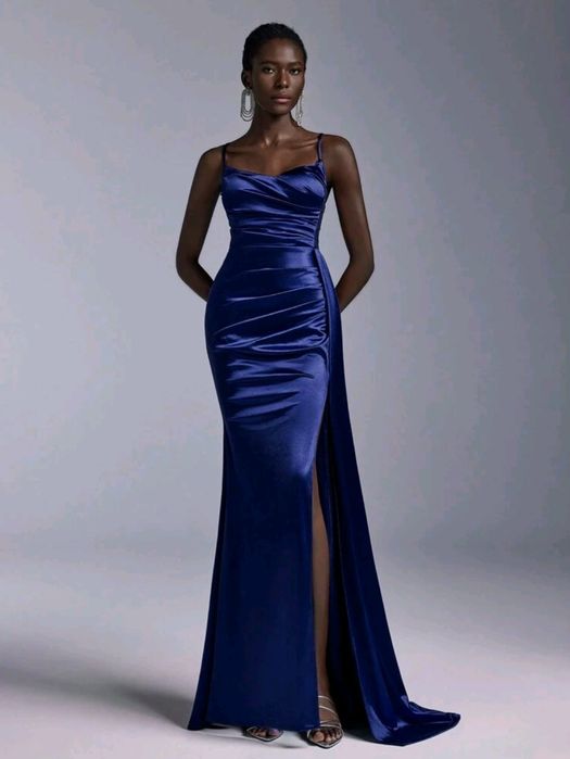 Тъмносиня, сатенена, дълга рокля