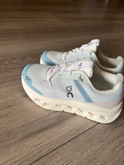 Кроссовки на девочку Новые!!