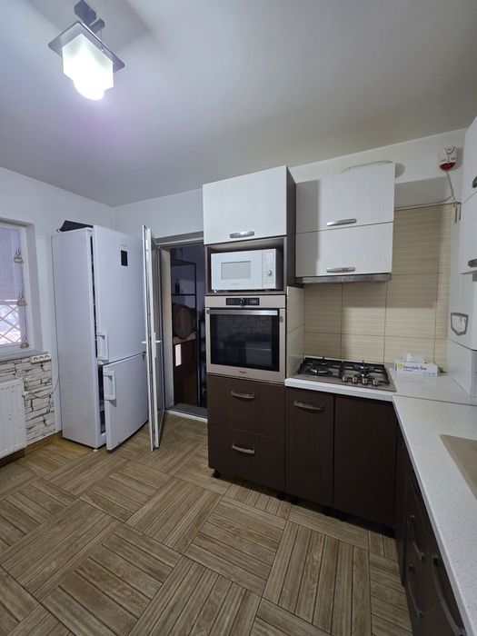 Vând casa la intrarea in comuna Bascov