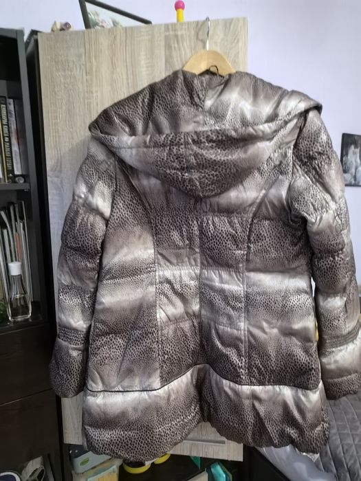 Продавам яке с качулка с цип