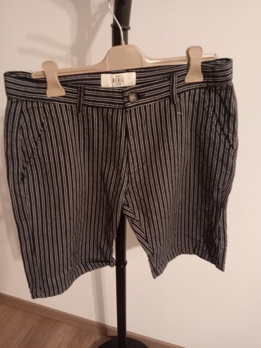 Vând pantaloni scurți pt bărbați