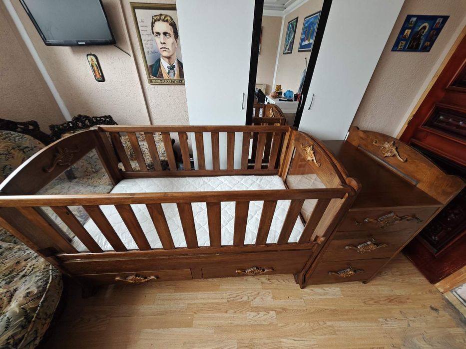 Бебешка кошара с шкаф за повиване  масивно дърво, правена по поръчка