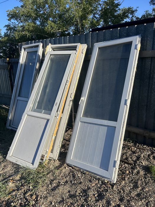 Продам пластиковые двери
