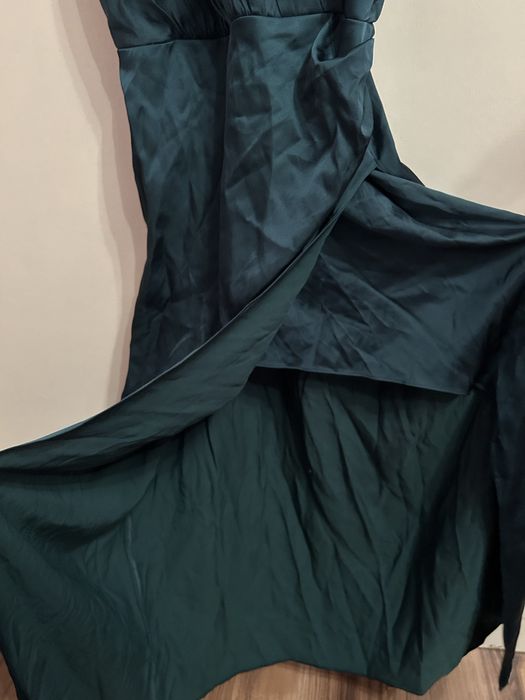 Сатенена зелена рокля