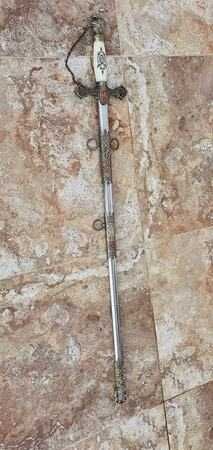 Sabie cu insemne masonice.