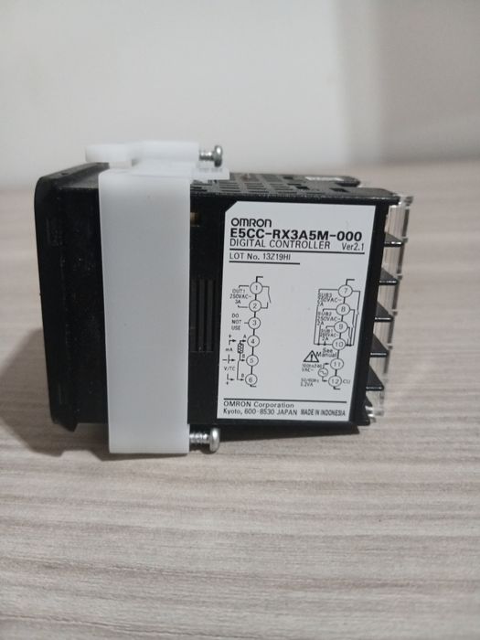 Regulator digital de temperatură OMRON E5CC-RX3A5M-000 (Nou, în cutie)