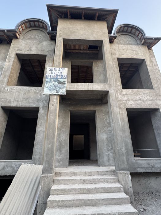 Uy sotiladi. 7 xona, padvali bor. Uy ozimniki