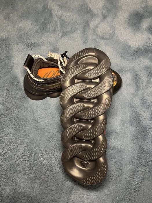 Versace chain reaction