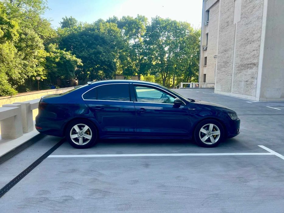 Volkswagen VW Jetta MK6 2.0 TDI | Отлично състояние | R-Line детайли