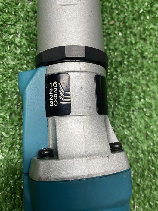 Акумулаторен безчетков ъглов динамометричен ключ Makita DFL 302 F