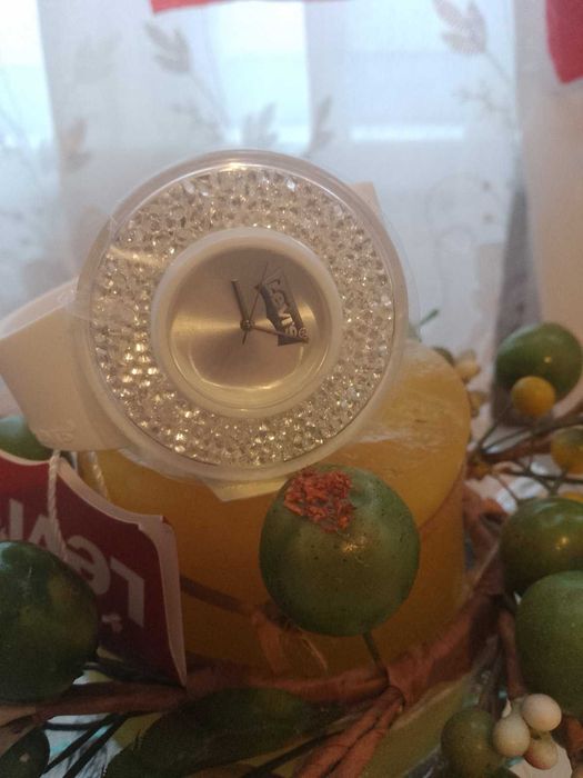 Levis дамски часовник с кристали Swarovski