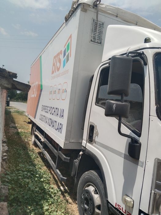Isuzu sotiladi hammasi zavatiskoy senji 2013 yil ishlap chiqarilgan...