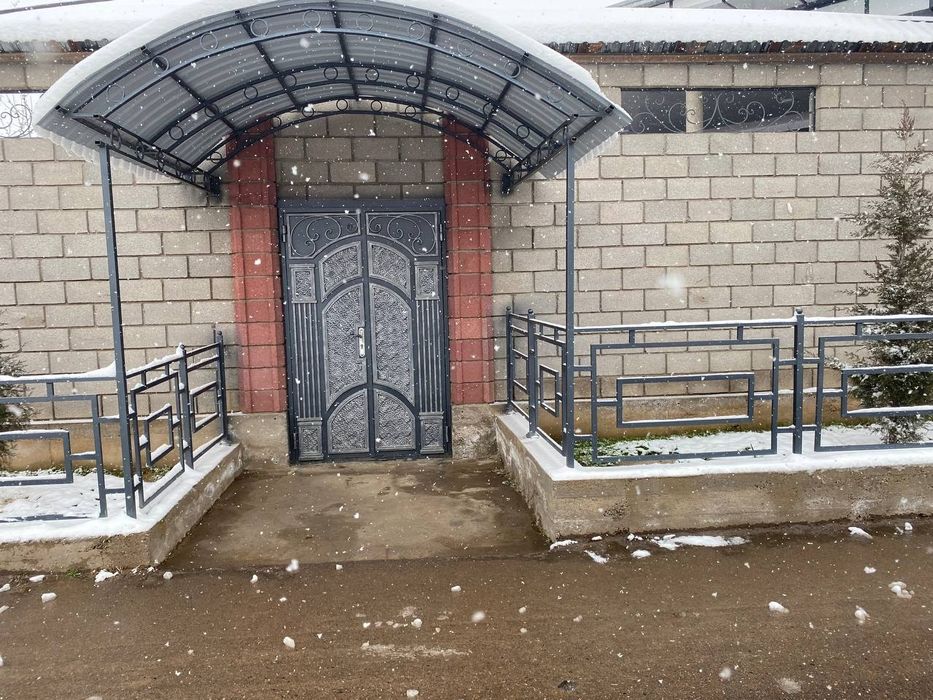 Yeng ozbekston bogin orqasida chiroyli shinam xovli