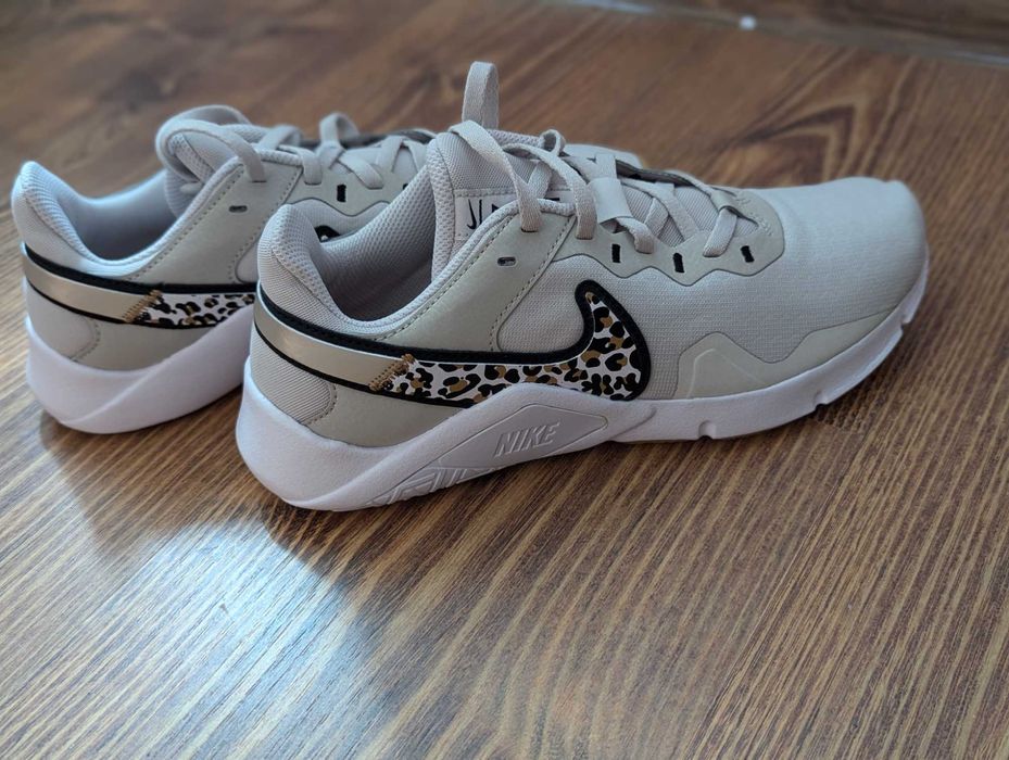 Чисто нови Nike legend essential