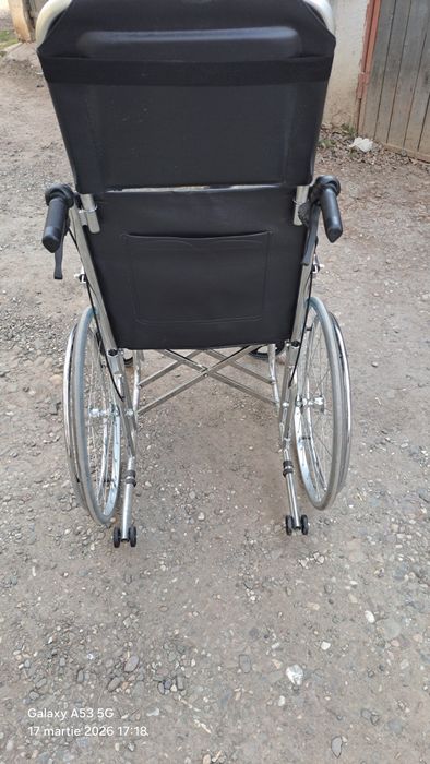 Vand scaun cu rotile putin folosit,include bazinet