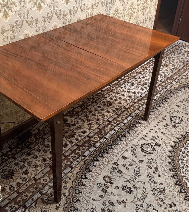 Стол обеденный.