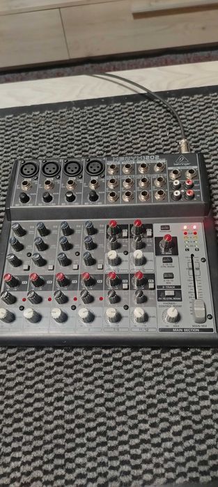 Mixer Behringer 1202
