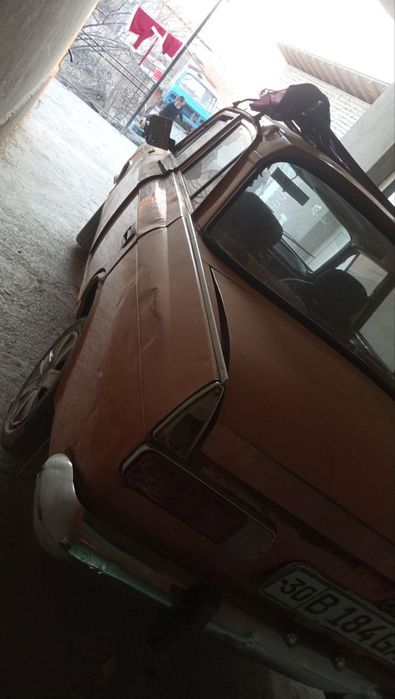 Москвич 412 yurib turibdi. Matan balonda.