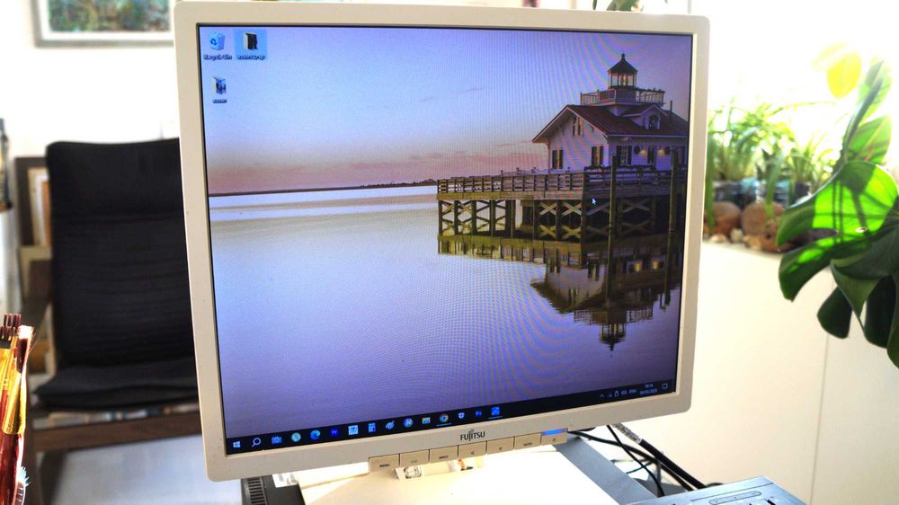 LCD монитор  Fujitsu B19-6 LED