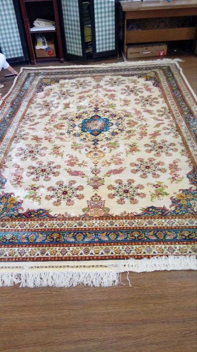 қўл иши, табиий ипакли гиламлар ва шарфлар