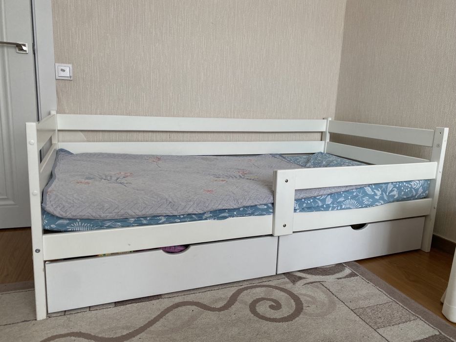 Детская кровать из дерева