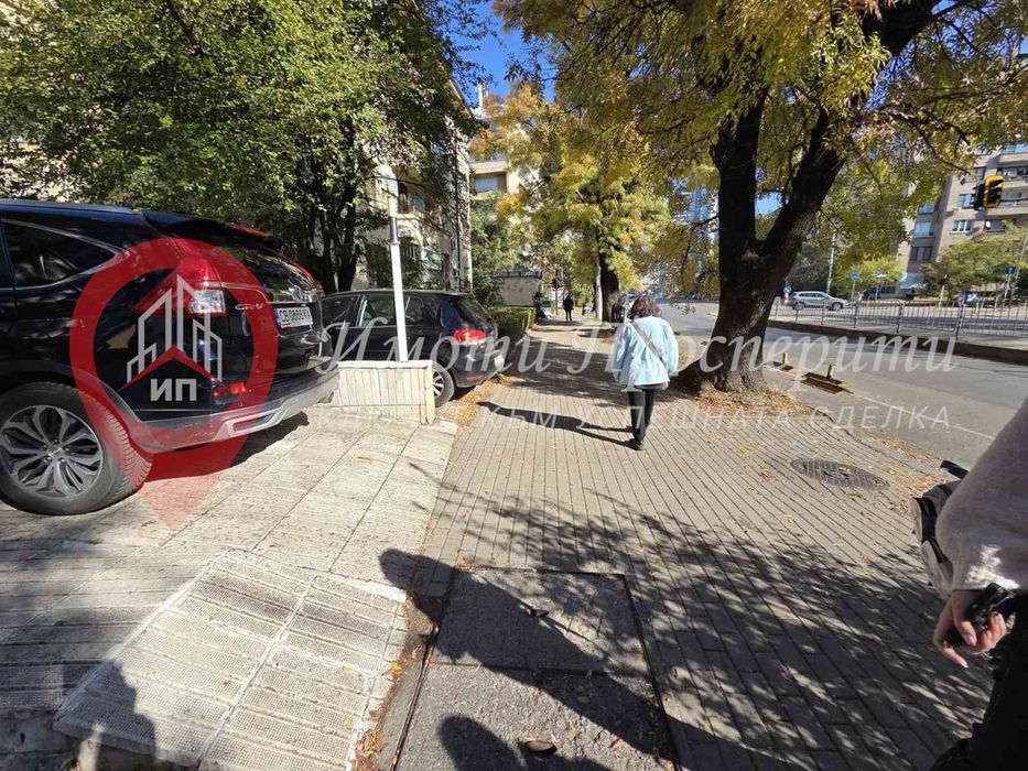 Магазин в София-Иван Вазов площ 10 цена 350