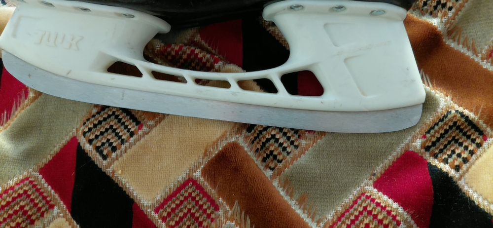 Продам коньки  бауер