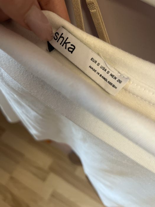 Bershka бяла блуза с голи рамена