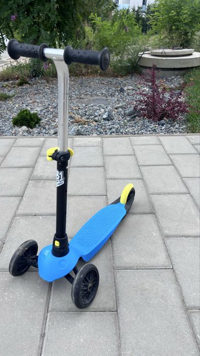 Vand trotineta 3 roti cu set protectii noi