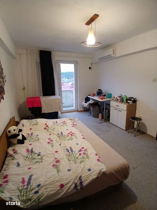 Vand apartament o camera Centru
