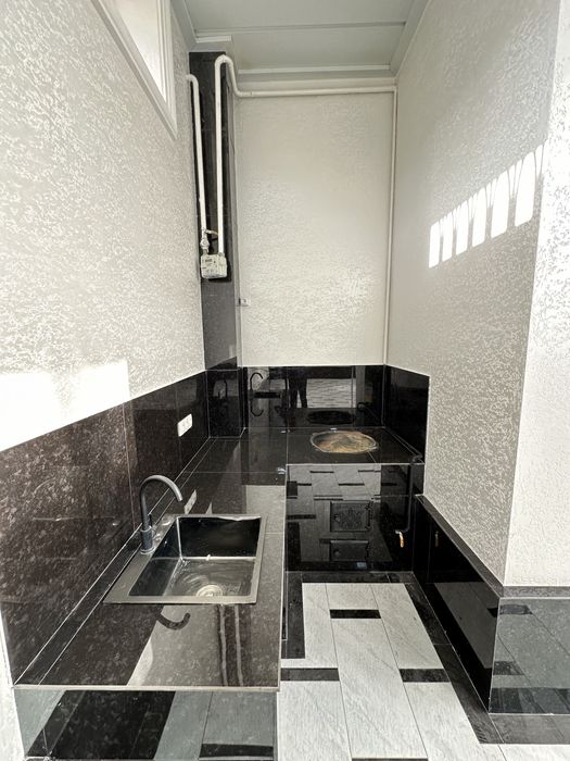 Сергелида машина бозорни рупарасида янги уй сотилади. 2сотих, 6 хона