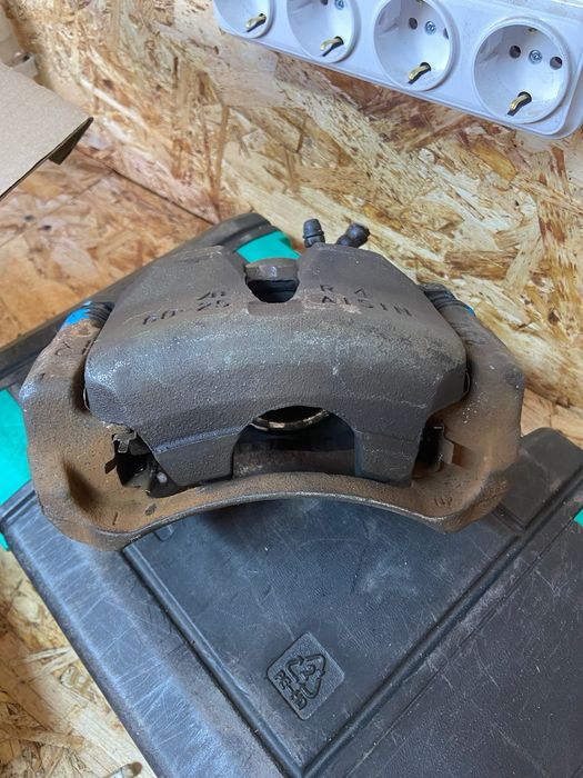 Суппорт правый Toyota Mark ll