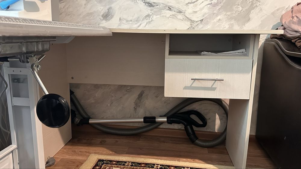 Письменный стол в хорошем состоянии