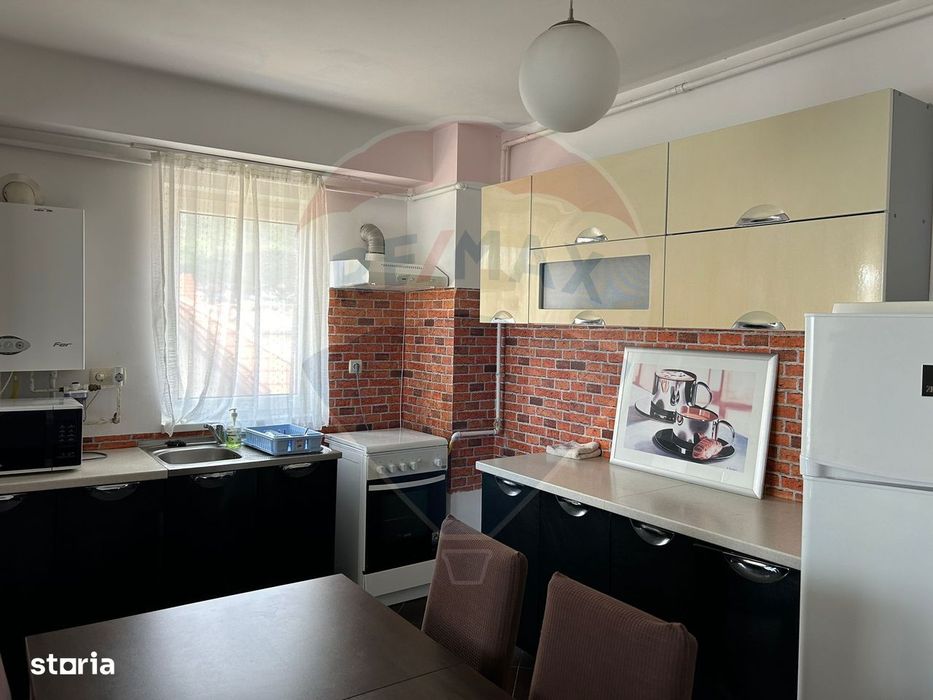 Apartament cu 2 camere de închiriat intr-un bloc cu parcare si curte