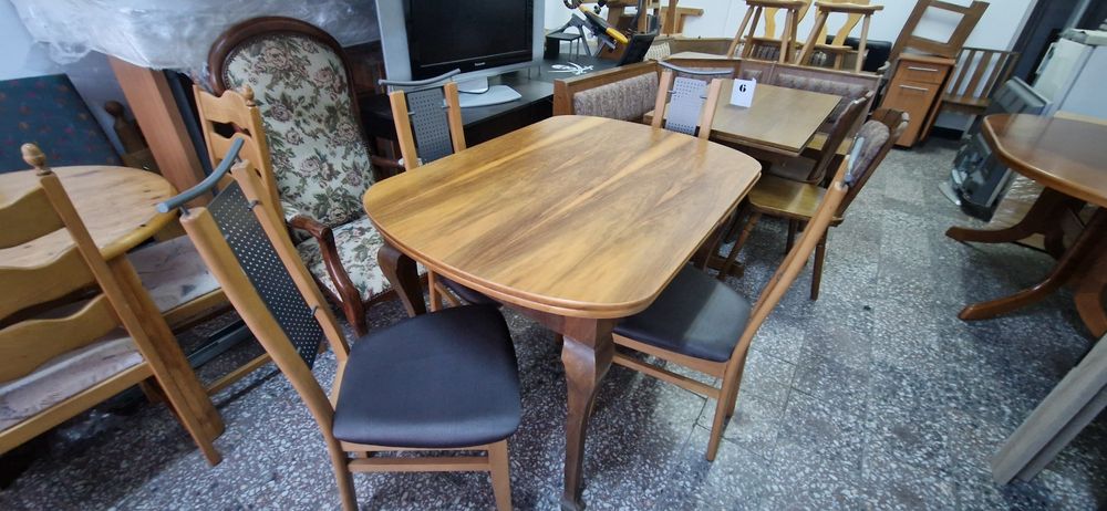 Masa cu 4 scaune din lemn masiv