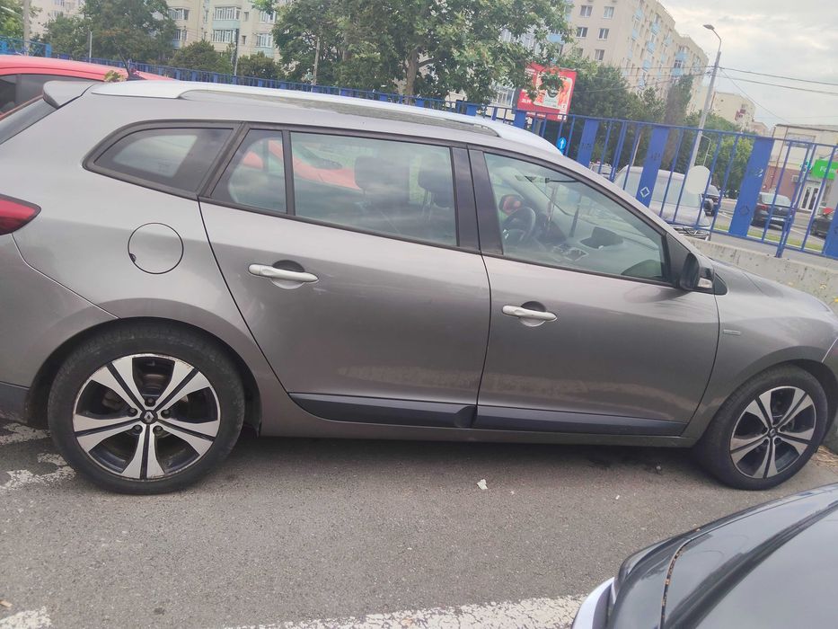 Mașina Reno Megan 2011 al doilea proprietar ofer acte la zi preț 3500euro