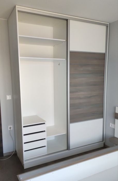 Гардероб с плъзгащи врати