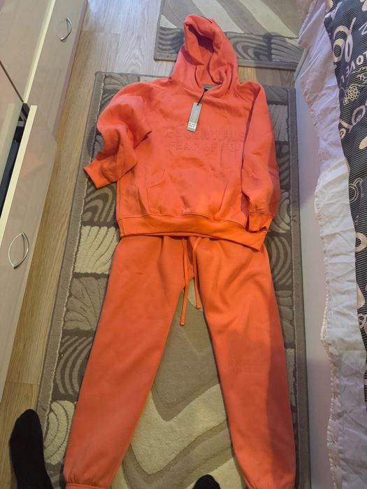 Екип на essentials