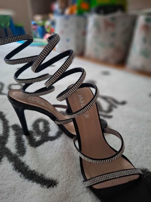 Черни сандали с камъчета