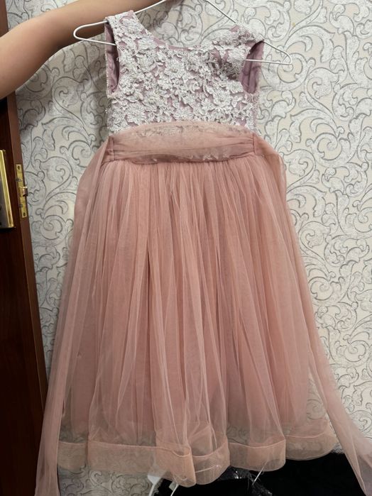 Продам платья на девочку 7-10 лет