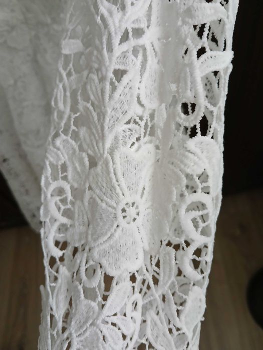 Бяла дантелена рокля