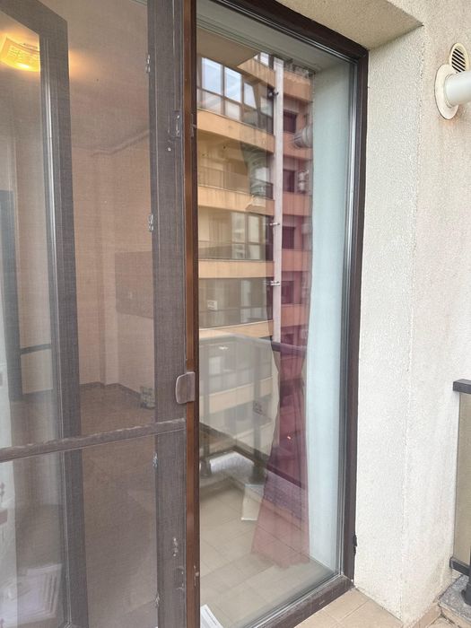 Set termopane Rehau apartament maro inchis cu plase de tantari.