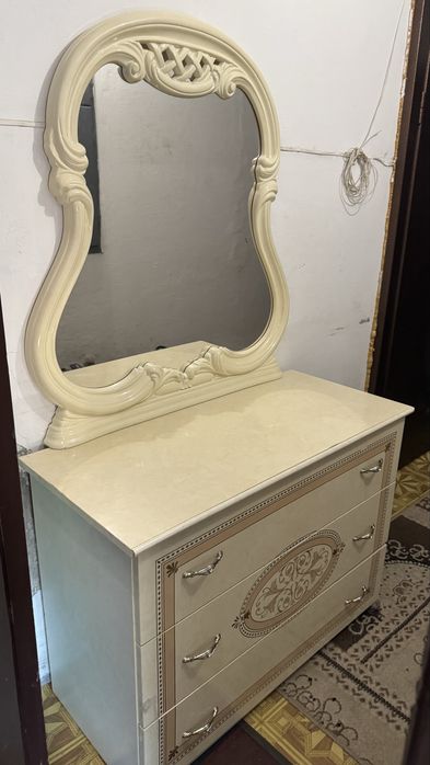 Продам комод с зеркалом