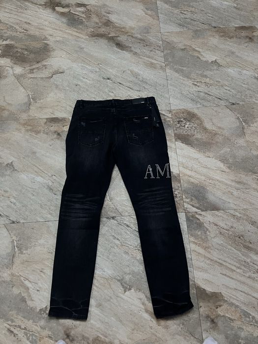 Blugi amiri cu pietre sclipicioase.