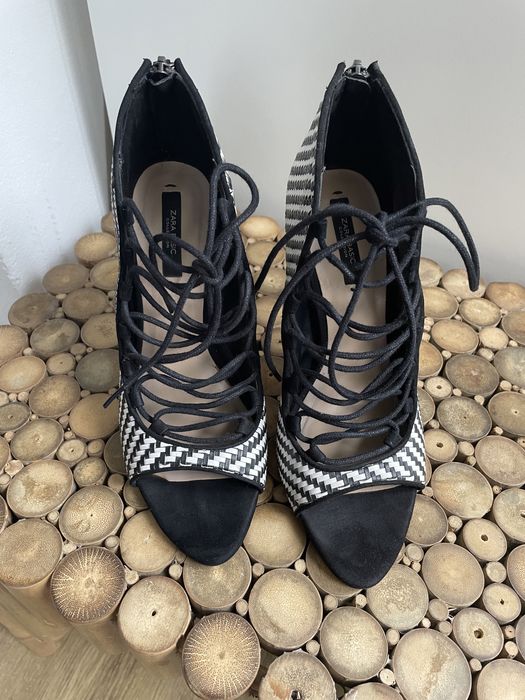 Pantofi decupati in fata cu snururi