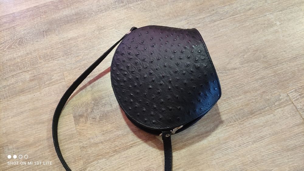 малка черна чантичка